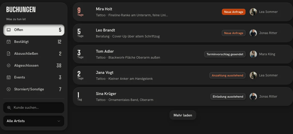 Die Buchungen eines Studios: links die Stände von Offen bis Storniert mit Zählern, rechts die offenen Anfragen mit Wartetagen, Motiv, Etikett und zuständigem Artist