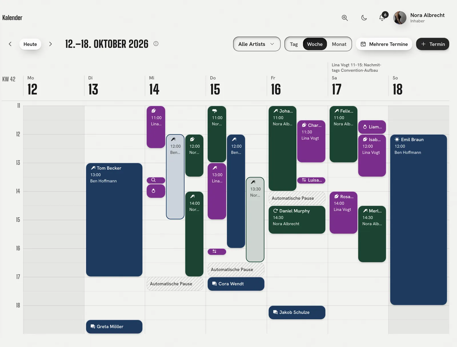 Eine Woche im Kalender: die Termine von Nora, Ben und Lina in ihren Farben, vor dem Namen das Symbol der Terminart, dazu automatische Pausen und die kürzere Arbeitszeit eines Artists; oben Alle Artists, Tag, Woche, Monat